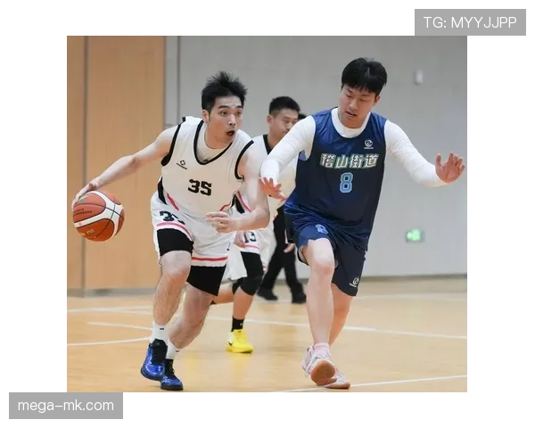 篮球比赛中球员如何运用持球启动规则正确运球？